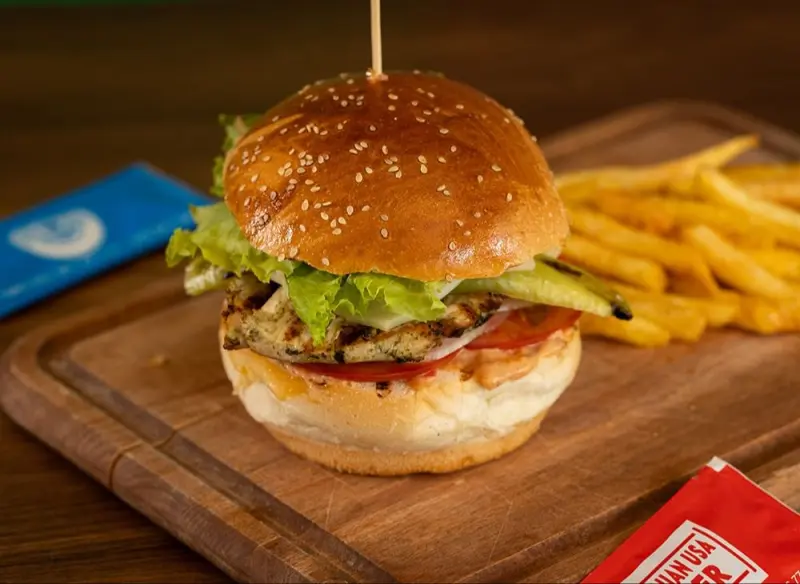 Pesto Soslu Piliç Burger